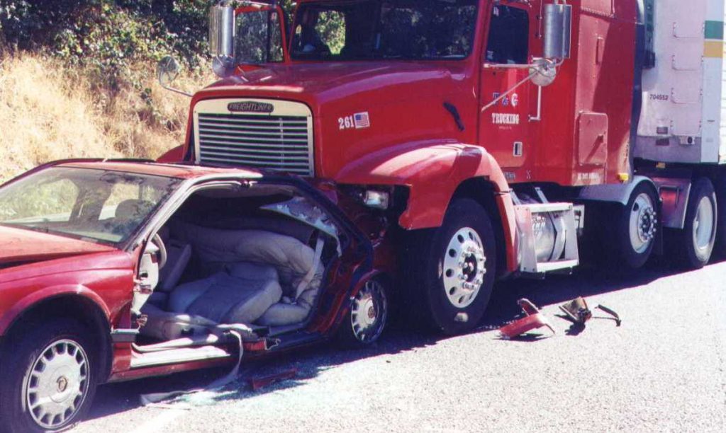 El Mejor Bufete Legal de Abogados de Accidentes de Semi Camión, Abogados Para Demandas de Accidentes de Camiones Oxnard California